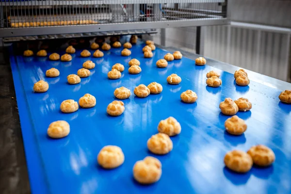 Profitrols ekmek fabrikasında bir konveyör bant üzerinde