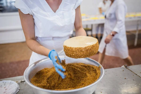 Frau Bereitet Kuchen Bäckerei — Stockfoto