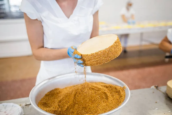 Frau Bereitet Kuchen Bäckerei — Stockfoto