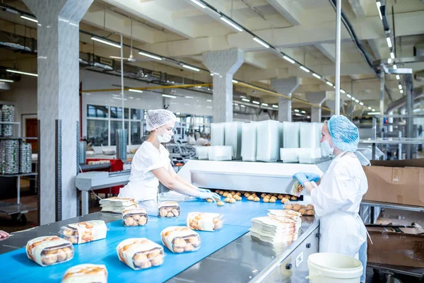 Minsk, Beyaz Rusya - 1 Mayıs 2017: kadın bir pasta ekmek fabrikasında hazırlanıyor