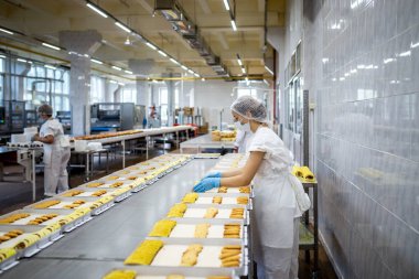 Minsk, Beyaz Rusya - 1 Mayıs 2017: kadın bir pasta ekmek fabrikasında hazırlanıyor