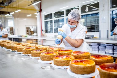 Minsk, Beyaz Rusya - 1 Mayıs 2017: kadın bir pasta ekmek fabrikasında hazırlanıyor