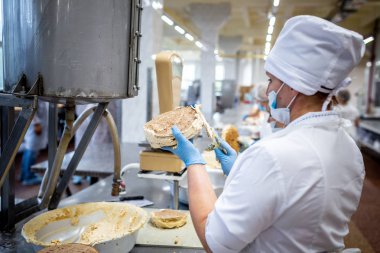 Minsk, Beyaz Rusya - 1 Mayıs 2017: kadın bir pasta ekmek fabrikasında hazırlanıyor