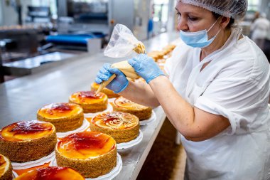 Minsk, Beyaz Rusya - 1 Mayıs 2017: kadın bir pasta ekmek fabrikasında hazırlanıyor