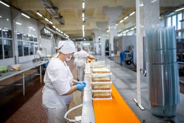 Minsk, Beyaz Rusya - 1 Mayıs 2017: kadın bir pasta ekmek fabrikasında hazırlanıyor