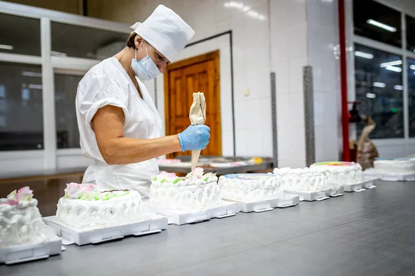 민스크 벨로루시 2017 여자는 케이크 베이커리 공장에서 — 스톡 사진