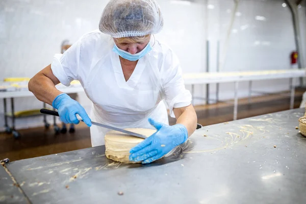 Minsk Weißrussland Mai 2017 Frau Bereitet Einer Bäckerei Kuchen — Stockfoto