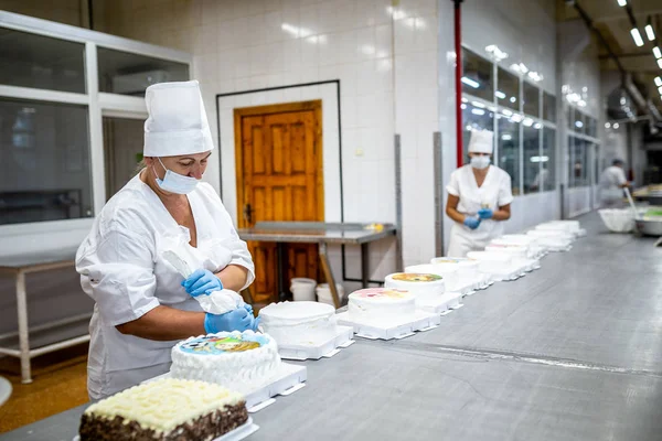 민스크 벨로루시 2017 여자는 케이크 베이커리 공장에서 — 스톡 사진