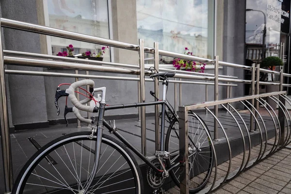 Cyklen Fastgjort Med Lås Til Cykelparken - Stock-foto