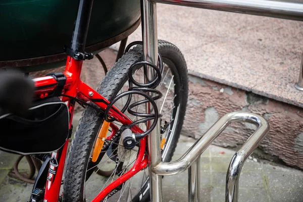Moto Segura Com Uma Fechadura Para Parque Bicicletas — Fotografia de Stock