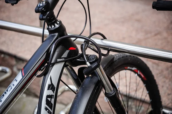 Moto Segura Com Uma Fechadura Para Parque Bicicletas — Fotografia de Stock