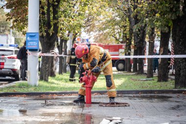 Minsk, Beyaz Rusya - 1 Mayıs 2017: itfaiyeci pompalar su musluğu