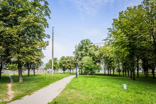 Zöld Park Közepén Város Élénk Napsütés — Stock Fotó