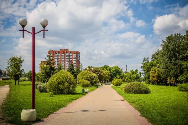 Зелений Парк Центрі Міста Яскраву Сонячну Погоду — стокове фото