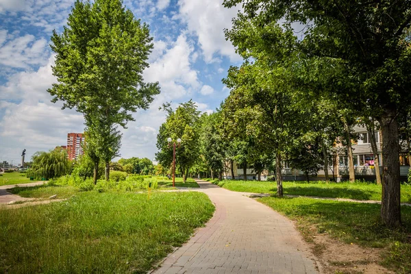 Parque Verde Centro Cidade Tempo Ensolarado Brilhante — Fotografia de Stock