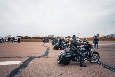 Minsk, Beyaz Rusya - 1 Ekim, 2018: Grup bisikletçileri Amerikan Motosiklet Harley Davidson motosiklet miting sırasında sürme