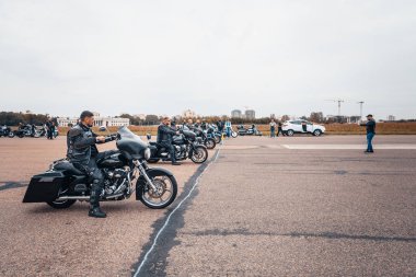 Minsk, Beyaz Rusya - 1 Ekim, 2018: Grup bisikletçileri Amerikan Motosiklet Harley Davidson motosiklet miting sırasında sürme