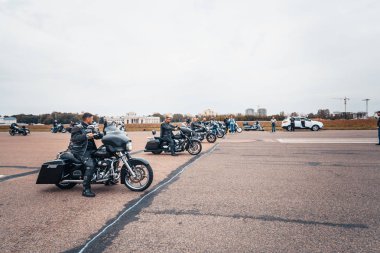 Minsk, Beyaz Rusya - 1 Ekim, 2018: Grup bisikletçileri Amerikan Motosiklet Harley Davidson motosiklet miting sırasında sürme