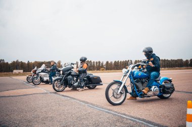 Minsk, Beyaz Rusya - 1 Ekim, 2018: Grup bisikletçileri Amerikan Motosiklet Harley Davidson motosiklet miting sırasında sürme