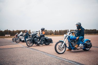 Minsk, Beyaz Rusya - 1 Ekim, 2018: Grup bisikletçileri Amerikan Motosiklet Harley Davidson motosiklet miting sırasında sürme