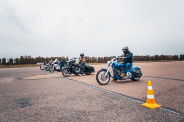 Minsk, Beyaz Rusya - 1 Ekim, 2018: Grup bisikletçileri Amerikan Motosiklet Harley Davidson motosiklet miting sırasında sürme