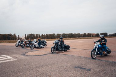Minsk, Beyaz Rusya - 1 Ekim, 2018: Grup bisikletçileri Amerikan Motosiklet Harley Davidson motosiklet miting sırasında sürme