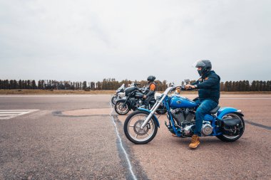 Minsk, Beyaz Rusya - 1 Ekim, 2018: Grup bisikletçileri Amerikan Motosiklet Harley Davidson motosiklet miting sırasında sürme