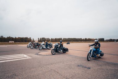 Minsk, Beyaz Rusya - 1 Ekim, 2018: Grup bisikletçileri Amerikan Motosiklet Harley Davidson motosiklet miting sırasında sürme