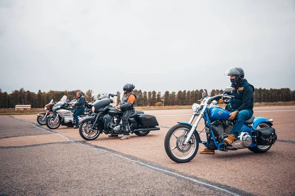 Minsk Vitryssland Oktober 2018 Grupp Cyklister Ridning Amerikanska Motorcyklar Harley — Stockfoto