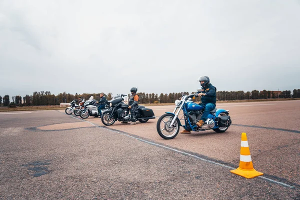 Minsk Vitryssland Oktober 2018 Grupp Cyklister Ridning Amerikanska Motorcyklar Harley — Stockfoto