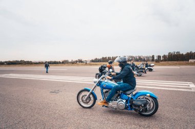 Minsk, Beyaz Rusya - 1 Ekim, 2018: Grup bisikletçileri Amerikan Motosiklet Harley Davidson motosiklet miting sırasında sürme