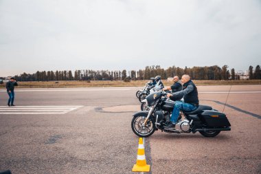 Minsk, Beyaz Rusya - 1 Ekim, 2018: Grup bisikletçileri Amerikan Motosiklet Harley Davidson motosiklet miting sırasında sürme