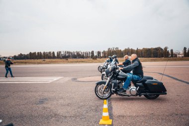 Minsk, Beyaz Rusya - 1 Ekim, 2018: Grup bisikletçileri Amerikan Motosiklet Harley Davidson motosiklet miting sırasında sürme