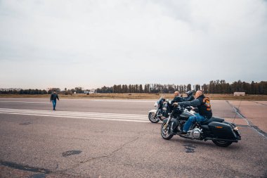 Minsk, Beyaz Rusya - 1 Ekim, 2018: Grup bisikletçileri Amerikan Motosiklet Harley Davidson motosiklet miting sırasında sürme