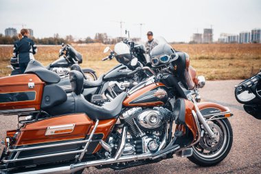Minsk, Beyaz Rusya - 1 Ekim, 2018: Grup bisikletçileri Amerikan Motosiklet Harley Davidson motosiklet miting sırasında sürme