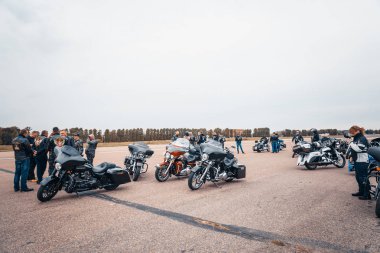 Minsk, Beyaz Rusya - 1 Ekim, 2018: Grup bisikletçileri Amerikan Motosiklet Harley Davidson motosiklet miting sırasında sürme