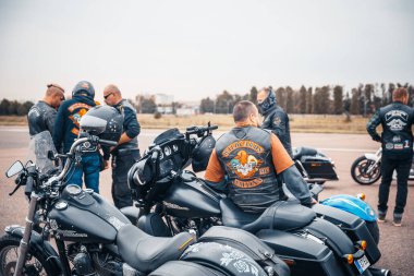 Minsk, Beyaz Rusya - 1 Ekim, 2018: Grup bisikletçileri Amerikan Motosiklet Harley Davidson motosiklet miting sırasında sürme