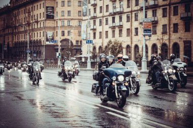 Minsk, Beyaz Rusya - 1 Ekim, 2018: Grup bisikletçileri Amerikan Motosiklet Harley Davidson motosiklet miting sırasında sürme