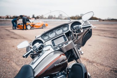 Minsk, Beyaz Rusya - 1 Ekim, 2018: Grup bisikletçileri Amerikan Motosiklet Harley Davidson motosiklet miting sırasında sürme