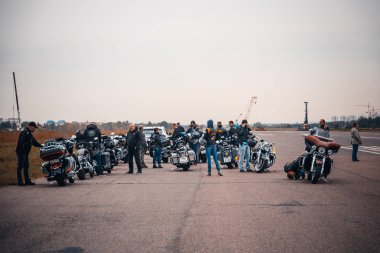Minsk, Beyaz Rusya - 1 Ekim, 2018: Grup bisikletçileri Amerikan Motosiklet Harley Davidson motosiklet miting sırasında sürme