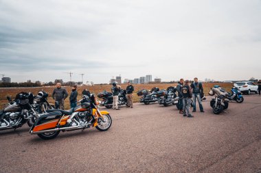 Minsk, Beyaz Rusya - 1 Ekim, 2018: Grup bisikletçileri Amerikan Motosiklet Harley Davidson motosiklet miting sırasında sürme
