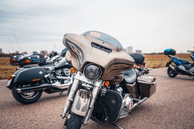 Minsk, Beyaz Rusya - 1 Ekim, 2018: Grup bisikletçileri Amerikan Motosiklet Harley Davidson motosiklet miting sırasında sürme