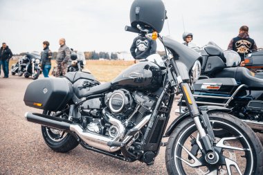 Minsk, Beyaz Rusya - 1 Ekim, 2018: Grup bisikletçileri Amerikan Motosiklet Harley Davidson motosiklet miting sırasında sürme
