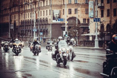 Minsk, Beyaz Rusya - 1 Ekim, 2018: Grup bisikletçileri Amerikan Motosiklet Harley Davidson motosiklet miting sırasında sürme
