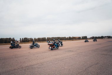 Minsk, Beyaz Rusya - 1 Ekim, 2018: Grup bisikletçileri Amerikan Motosiklet Harley Davidson motosiklet miting sırasında sürme