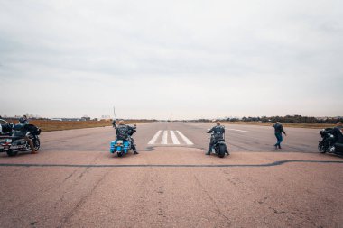 Minsk, Beyaz Rusya - 1 Ekim, 2018: Grup bisikletçileri Amerikan Motosiklet Harley Davidson motosiklet miting sırasında sürme
