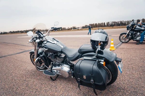 Minsk, Beyaz Rusya - 1 Ekim, 2018: Grup bisikletçileri Amerikan Motosiklet Harley Davidson motosiklet miting sırasında sürme