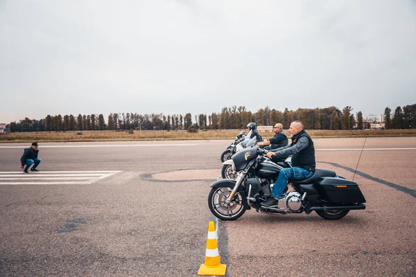 Minsk, Beyaz Rusya - 1 Ekim, 2018: Grup bisikletçileri Amerikan Motosiklet Harley Davidson motosiklet miting sırasında sürme