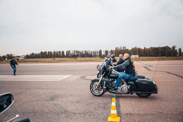 Minsk, Beyaz Rusya - 1 Ekim, 2018: Grup bisikletçileri Amerikan Motosiklet Harley Davidson motosiklet miting sırasında sürme