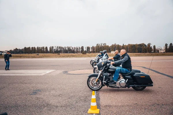 Minsk, Beyaz Rusya - 1 Ekim, 2018: Grup bisikletçileri Amerikan Motosiklet Harley Davidson motosiklet miting sırasında sürme